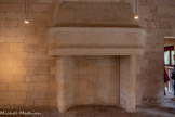 <center>Le château de Tarascon</center>Le bâtiment des communs. Une cheminée.