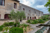 <center>Le château de Tarascon</center>La basse-cour. Derrière, ce sont les murs des communs eux-mêmes qui constituent le rempart. Le bâtiment des communs comprend six pièces. Les portes s’ouvrent vers la basse-cour et le jardin.
Elles sont surmontées à l’extérieur de reliefs sculptés, très abîmés, illustrant des corps de métiers : un petit tonneau évoque le serviteur chargé des boissons, l’échanson.