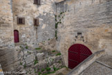 <center>Le château de Tarascon</center>La muraille sur le Rhône est percée d'une porte donnant accès à un débarcadère. Par porte arrivait le ravitaillement. On le rentrait dans le château par la petite  porte à gauche.