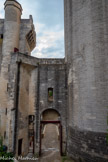 <center>Le château de Tarascon</center>Cour d'entrée. A gauche, la Tour d'escalier du chemin de ronde.