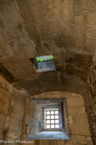 <center>Le château de Tarascon</center>Par ailleurs, le couloir était protégé d'une herse métallique et dans son plafond se trouvait un assommoir.