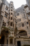 <center>Le château de Tarascon</center>La cour d'honneur. Jusque-là, l'architecture est militaire. Mais cette cour d'honneur révèle une belle composition Renaissance, avec fenêtres à meneaux, larmiers, clés pendantes. Le Gothique tardif s'exprime aussi ici, avec balustrade et des décors muraux à flammes et accolades.