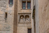 <center>Le château de Tarascon</center>La cour d'honneur. Au-dessus de l'escalier, une niche Renaissance à l'antique expose les bustes du roi René et de Jeanne de Laval (1454). Ces bustes, mutilés à la Révolution, sont probablement l'œuvre de Francesco Laurana.