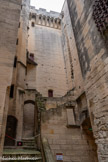 <center>Le château de Tarascon</center>La cour d'honneur. Entrée de la cour. Au centre, la Tour du sud-ouest.