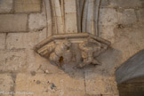 <center>Le château de Tarascon</center>La cour d'honneur. Deux combattants.