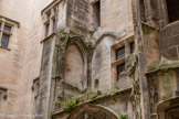 <center>Le château de Tarascon</center>La cour d'honneur. Les vestiges de l’oratoire d’Isabelle de Lorraine (1400-1453), première épouse de René Ier , est situé à gauche de la tourelle d’escalier.