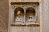 <center>Le château de Tarascon</center>La cour d'honneur. La niche est entourée de deux piliers cannelés et chapiteaux à feuilles d'acanthe. Les arcs reposent sur une colonne centrale de même nature. Au-dessus, les blasons des époux et leur couronne royale. Les bustes sont posés sur des socles portant leurs noms. René est coiffé d'une large toque. Ces bustes sont très abîmés parce qu'ils furent jetés dans le puits à la Révolution. En dessous, une inscription
latine : « Ces divins héros, illustres par les lys de France et la Croix, s’avancent côte à côte, et préparent leur départ pour les cieux »