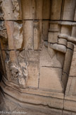 <center>Le château de Tarascon</center>La cour d'honneur. La chapelle basse, ou Grande chapelle, ou chapelle de la Vierge. Sur les pierres de l'entrée sont gravés des graffitis.