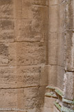 <center>Le château de Tarascon</center>La cour d'honneur. La chapelle basse, ou Grande chapelle, ou chapelle de la Vierge. Sur les pierres de l'entrée sont gravés des graffitis.