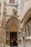 <center>Le château de Tarascon</center>La cour d'honneur. La chapelle basse, ou Grande chapelle, ou chapelle de la Vierge. Entrée de la chapelle.