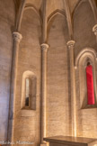 <center>Le château de Tarascon</center>La cour d'honneur. La chapelle basse, ou Grande chapelle, ou chapelle de la Vierge. On a six fines colonnes de fins arcs de voûtes. Entre, il y a cinq voûtains étroits ; trois autres arcs partent vers des culots, ce qui délimite, en tout, neuf voûtains.