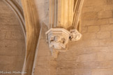 <center>Le château de Tarascon</center>La cour d'honneur. La chapelle basse, ou Grande chapelle, ou chapelle de la Vierge. Les culots,
à la retombée des voûtes, figurent des vieillards, allégories des prophètes de l’Ancien Testament et des feuilles de vignes.