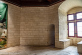 <center>Le château de Tarascon</center>Chambre de Louis II. Elle est équipée de latrines donnant sur le fleuve., de fenêtres à meneaux et d’une cheminée encastrée.