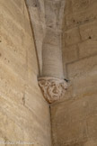 <center>Le château de Tarascon</center>Grande chambre. Les culots sont décorés d’animaux et d’un personnage grimaçant.