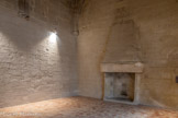 <center>Le château de Tarascon</center>Chambre du capitaine. Le capitaine dispose d’une chambre privée avec cheminée.