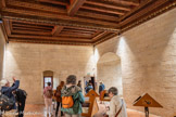 <center>Le château de Tarascon</center>Grande chambre. Ces appartements laissent imaginer la splendeur des décors médiévaux de la demeure princière.