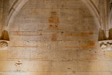 <center>Le château de Tarascon</center>Contre le mur est, une scène
de combat naval oppose six navires
catalans et angevins. Elle illustre les batailles pour la maîtrise du royaume de Naples, de Sicile et de Jérusalem, contre les princes d’Aragon.