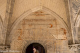 <center>Le château de Tarascon</center>Autour de la porte d’entrée, on découvre un autel dédié à la
Vierge et des jeux de table très prisés au Moyen Âge, les échecs et le tric-trac.