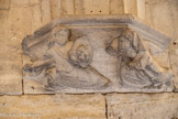 <center>Le château de Tarascon</center>La cour d'honneur. Deux combattants.