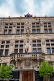<center>l'Hôtel-de-Ville</center>Il a été édifié au XVIIe siècle sous le règne du roi de France Louis XIV. En 1644, les Consuls, nobles et bourgeois, décident de transférer l'ancienne Maison commune, située à proximité de l'église Sainte-Marthe, vers le cœur du quartier commerçant, place du Marché. La construction du nouvel édifice, destiné à accueillir les réunions des Consuls et conserver les actes et privilèges de la cité, débute en 1648. Dès lors, l'Hôtel de Ville constitue le lieu emblématique du pouvoir communal.