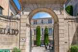 <center>L'Hôtel d'Aiminy</center>L’hôtel d'Aiminy constitue l'un des plus majestueux hôtels particuliers de Tarascon. Il a été élevé au XVIIe siècle par les Aiminy, famille noble dont plusieurs membres ont été consuls de la Ville. Les agrandissements latéraux ont donné à cet ensemble la physionomie d'un hôtel dit « à la parisienne », disposant d'une cour intérieure et d'écuries. Le portail de style Louis XV est orné de motifs rocaille.
