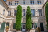<center>L'Hôtel d'Aiminy</center>La façade de la maison est percée de fenêtres à meneaux et décorée de bossages. Charles Demery installe ici, en 1916, sa fabrique de tissus imprimés, héritière des fabriques Jourdan et Véran, présentes à Tarascon depuis 1818. Son neveu, Charles Demery lui succède en 1937 et il crée, le 3 juin 1939, la marque Souleiado, dont le rayonnement est aujourd’hui international.
