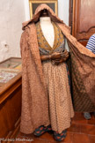 <center>SOULEIADO.</center>Enveloppe arlésienne ou cape à la polonaise.