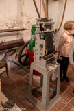 <center>SOULEIADO.</center>Les pièces de tissu pouvaient être passées en calandre, à la demande. Cette phase avait pour but de comprimer la fibre du tissu afin de lui donner une certaine fermeté, c'est un repassage à froid.
