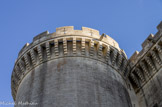 <center>Le château de Tarascon</center>Sommet de  la Tour de l'Horloge, crénelée et avec des mâchicoulis. Compte tenu de l'époque de construction, le début du XVe siècle, le système de mâchicoulis est répandu largement depuis un siècle. Ils sont ici très saillants et très soignés. C'est une construction de qualité. Les créneaux portent des archères cruciformes.