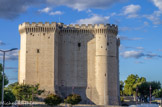 <center>Le château de Tarascon</center>La Tour carrée du sud-ouest et la Tour ronde des Chapelles. C'est le château proprement dit, constitué d'une muraille de 3 à 4 m d’épaisseur et de 45 m de haut avec deux tours rondes (tour de l'Horloge et tour des Chapelles) à l'est et deux tours carrées à l'ouest côté Rhône. Les architectes avaient adopté, pour la façade la plus exposée, des tours rondes plus résistantes et faciles à défendre que les tours carrées. Cette survivance de l'emploi des tours carrées, à une époque où dans le reste de la France on y avait renoncé, marque un certain archaïsme. Une des caractéristiques de ce château est d'avoir des courtines de même hauteur que les tours qu'elles relient créant ainsi un niveau de défense et de circulation continu : c'était une tendance déjà ancienne qu'on trouve par exemple à la Bastille de Paris. L'aile méridionale n'a pas de fenêtre côté sud, car elle est la plus exposée en cas d'attaque. Les seules fenêtres donnent sur la cour d’honneur. Elle est desservie par un escalier à vis situé dans la tour du Rhône (angle sud-ouest) qui présente un pan coupé. Les créneaux avaient disparu au XIXe siècle, alors que l'édifice était mal entretenu. Les Monuments Historiques les ont rétablis en 1894-97.