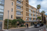 <center>Bandol.</center>L’Hôtel l’Ile Rousse.
Son emplacement a d’abord été une pâture fréquentée par des moutons et des chèvres avant de devenir la propriété de Mistinguett qui y construit sa villa.
Par la suite, Monsieur Bazo y aménage un Centre multisports ; véritable institution fréquentée par les jeunes bandolais et estivants. Puis viendra, en 1960, la construction de l’Hôtel l’Ile Rousse selon les plans de Fleury et Claude Linossier..