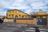 <center>Bandol.</center>Le Groupe scolaire. Malgré des débuts prometteurs, cette nouvelle école connait bien vite des aléas :
- Les fondations ne sont pas adaptées à la nature du terrain, ce qui nécessite vite des travaux ;
- Pendant la guerre 1914-1918, les bâtiments sont transformés en hôpital militaire.
On n’oublie pas que le Prince Galitzine, résident à Bandol, voulant participer à l’œuvre de guerre de la France, a fait un don de 35.000 francs or, pour faire installer le chauffage central, l’eau chaude, une salle d’opération et une salle de soins.
Après la guerre, les difficultés financières de Bandol et l’importance des travaux nécessaires obligent la Municipalité à fermer l’école en 1925.
Les bâtiments seront réhabilités en 1935 pour devenir un groupe scolaire.