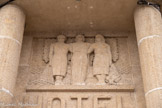 <center>Bandol.</center>La Mairie. Au-dessus de la porte, un bas-relief représente deux femmes (symbolisant la pêche et le tissage) encadrent une troisième femme (Bandol ?).