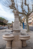 <center>Bandol.</center>La Fontaine « La Salière ». Fontaine composée de deux conques en marbre séparées en son centre par un pilier pointu dont l’ensemble fait penser à une salière d’où sa dénomination.
