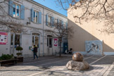 <center>Bandol.</center>Place Lucien Grillon. Cette place est dédiée à Lucien Grillon (1903-1997), enseignant, directeur du Cours Complémentaire puis du Collège d’Enseigne- ment Général et de l’école primaire de garçons jusqu’à sa retraite en 1962. Il sera conseiller municipal durant plusieurs mandats et à 74 ans il est nommé maire-adjoint de la municipalité Christian Goux. Passionné par la vie des Bandolais il se plonge dans la recherche historique et sera l’auteur de plusieurs ouvrages ayant trait à sa commune.