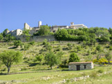 <center>Bargème</center> Au sommet d'une colline rocheuse, ce village médiéval du 12ème siècle offre une vue panoramique sur la vallée, du haut de ses 1097 mètres d'altitude, il est le plus haut village du Var.