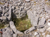 <center>Le dolmen de Mauvans</center> Les fouilles anciennes ont livré une 
