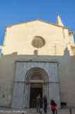 <center>L'église Saint-Sauveur.</center> Le Portail de l'église, d'inspiration romane, a été restauré au XIXe siècle.