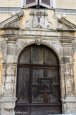 La place Saint-Pierre. La maison du Duc d'Epernon. La porte est en bois clouté, de chaque coté un pilastre, coiffée d'un fronton interrompu.