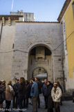Ancien palais des comtes de Provence. Entrée principale du Palais comtal qui permettait un accès direct à la tour de garde. La porte est protégée par une bretèche, petit avant-corps rectangulaire placé au dessus de l'accès.