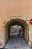La Porte Saint François. À la fin du XIIIe siècle, une communauté de moines Franciscains, appelés également Cordeliers est attestée dans la partie sud de Brignoles, hors les murs. C'est à cette période que la Porte dorée prend le nom de Porte Saint-François.