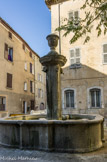La place Jean Raynaud. Au XVIe siècle, les habitants du quartier, avec l'aide de la commune, achètent les jardins devant la porte pour aménager une place munie d'une fontaine (reconstruite en 1769).