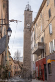 <center>La Cadière-d’Azur. </center>Tour de l'Horloge. Afin qu’elle soit visible du plus grand nombre, l’on choisit de bâtir une tour en dehors des remparts. En moins d’un an, la tour était construite et l’horloge placée. Un an auparavant, le conseil a passé commande d’une cloche de 10 quintaux à Jean Ardisson, fondeur pour le roi à Marseille. L’entretien de l’horloge était assuré par le valet de ville (appelé aussi « Soldat de la commune