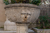 <center>La Cadière-d’Azur. </center>Fontaine de Saint-André. De la partie inférieure du vase sphérique, quatre mascarons aux joues boursouflées versaient une gerbe d'eau limpide dans chaque lobe du bassin de l'ancienne fontaine.