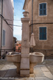 <center>La Cadière-d’Azur. </center>Fontaine qui a remplacé, en 1900, la fontaine Saint André. Elle ressemble à la fontaine salière de Bandol.