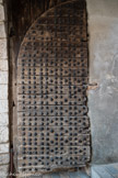 <center>La Cadière-d’Azur. </center>Porte Saint-Jean. Ses deux vantaux sont ornés d’un nombre considérable de vieux clous dont certains portent encore des sigles du XIIIe siècle.
