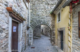 <center>Carcès.</center> Porte de Lorgues et la Grand-Rue. (XIIe-XIIIe siècle)<br>
Cette porte du Xlllème siècle, en arc plein cintre, marque l’entrée Est de la cité médiévale. Dès le Xlème siècle probablement, les maisons se sont regroupées autour du château, en un tissu dense et resserré» La circulation dans ce bourg se fait grâce à des ruelles, des escaliers ou des « pas de mules » qui permettent au bâti de s'adapter au relief du terrain.