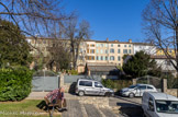 <center>Carcès.</center> Place de la Respelido. Sur le côté, ces grandes maisons donnaient sur la Grand-Rue, et de ce côté sur des jardins.