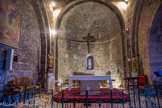 <center>Église de la Transfiguration.</center>Chœur de la vieille nef romane. Clôture de chœur (grille de communion), en fer forgé d'époque Louis XV.