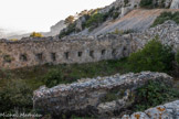 <center>Le Mont Caume Ouest</center>Ruines du baraquement crénelé hors enceinte en contrebas du chemin.